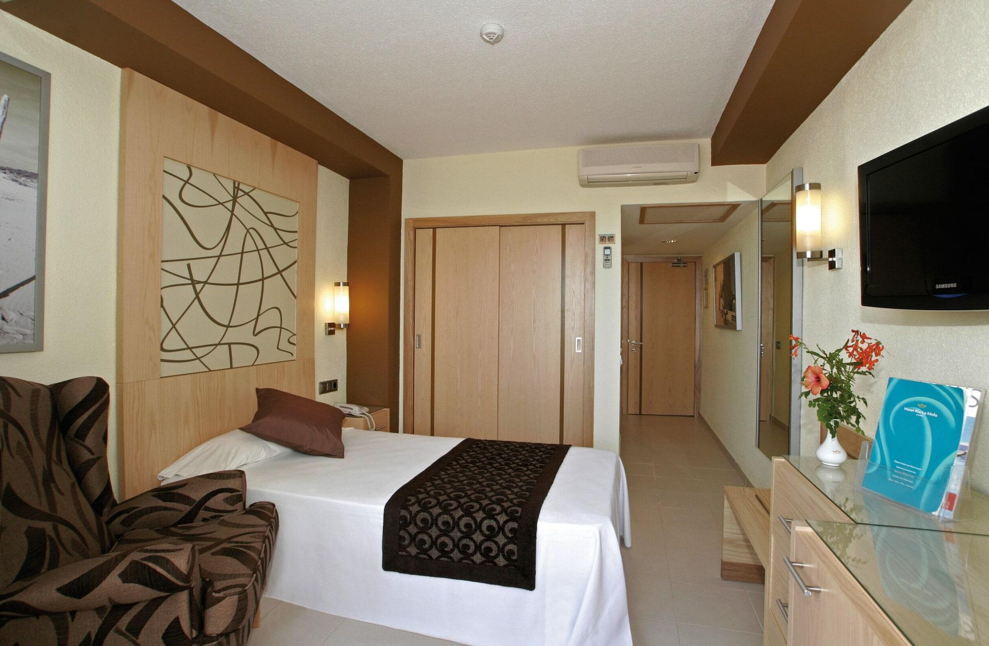Riu La Mola Hotel Playa Migjorn Bagian luar foto